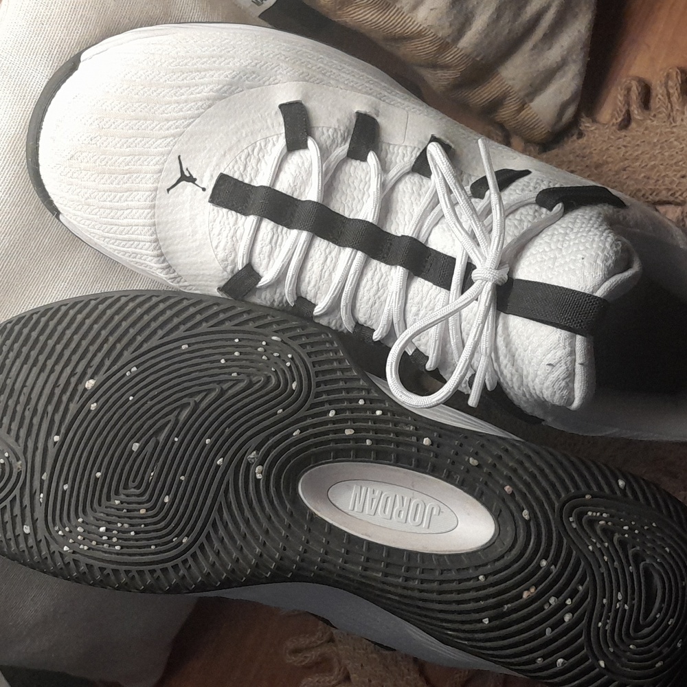 Men's Jordan White and Black Low-Top Athletic Sneakers - Picture 7 of 12